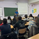 Israel Pedroza impartiendo una charla sobre interculturalidad a estudiantes de magisterio en La Salle.