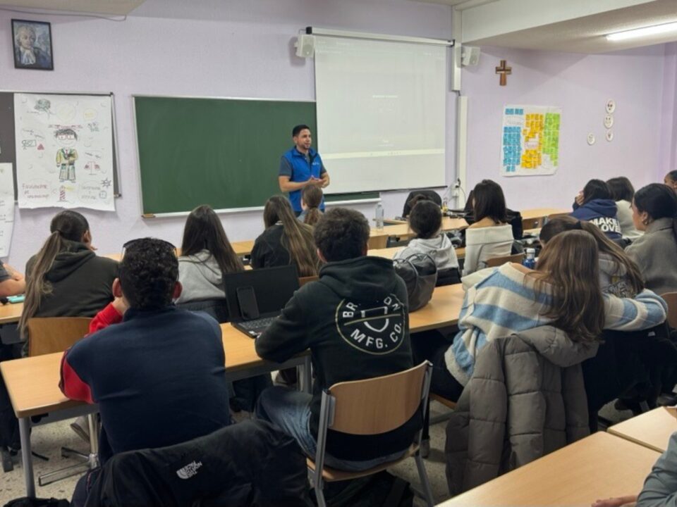 Israel Pedroza impartiendo una charla sobre interculturalidad a estudiantes de magisterio en La Salle.
