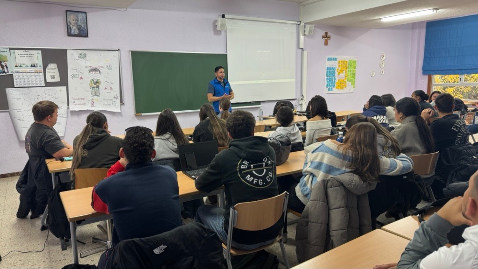 Israel Pedroza impartiendo una charla sobre interculturalidad a estudiantes de magisterio en La Salle.