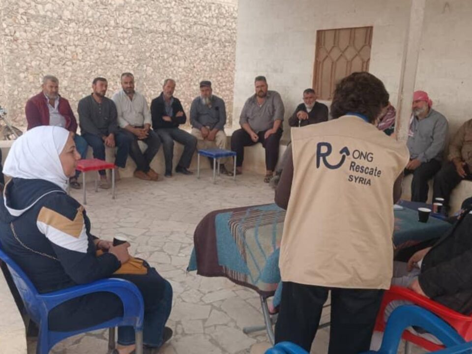 Familia siria beneficiaria de la rehabilitación de viviendas tras el conflicto