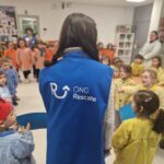 Niños y niñas participan en una charla educativa sobre la paz y los derechos de la infancia en un colegio de Galicia organizada por ONG Rescate.
