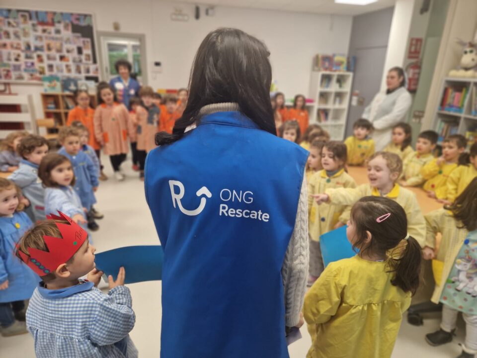 Niños y niñas participan en una charla educativa sobre la paz y los derechos de la infancia en un colegio de Galicia organizada por ONG Rescate.