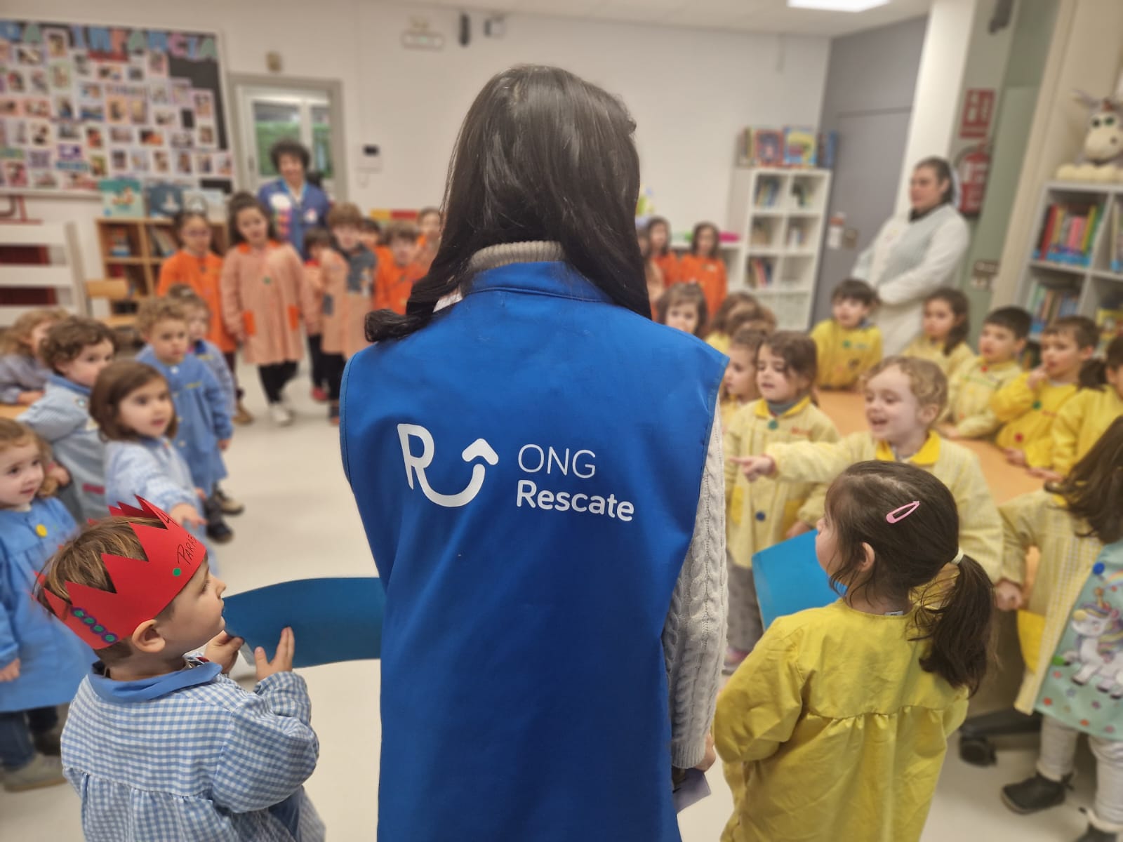 Niños y niñas participan en una charla educativa sobre la paz y los derechos de la infancia en un colegio de Galicia organizada por ONG Rescate.
