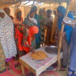 Mujeres participantes en proyecto de empoderamiento económico de mujeres en Níger elaborando galletas de cacahuete en Telemcès