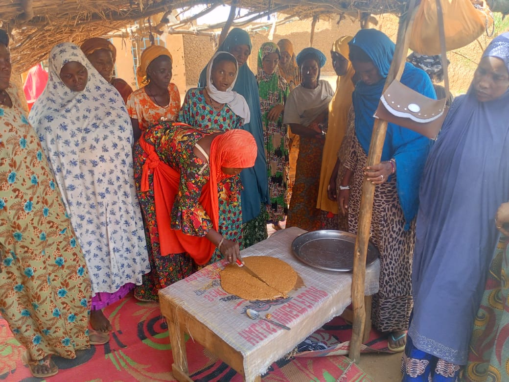 Mujeres participantes en proyecto de empoderamiento económico de mujeres en Níger elaborando galletas de cacahuete en Telemcès