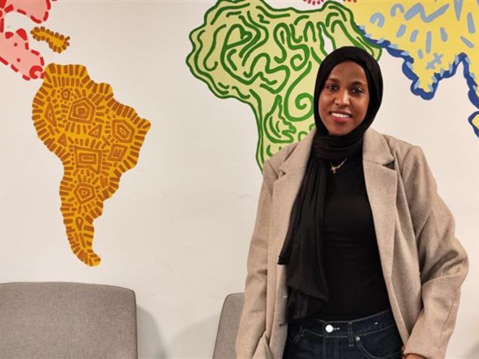 Zam Zam Omar, refugiada somalí en España que lucha contra la mutilación genital femenina.
