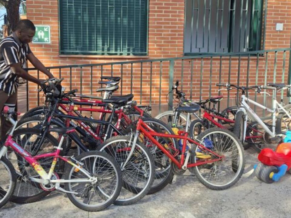 ONG Rescate entrega bicicletas en Collado Mediano para fomentar la inclusión social