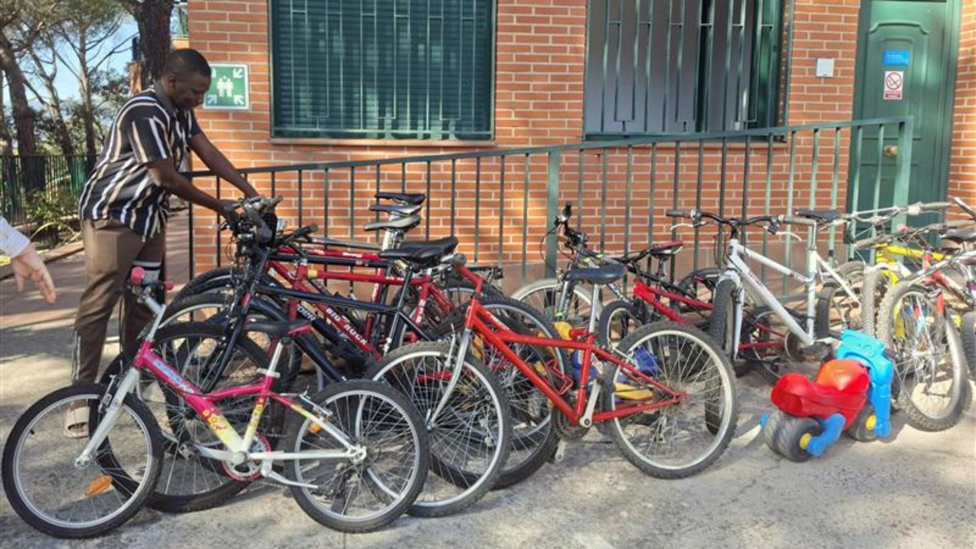 ONG Rescate entrega bicicletas en Collado Mediano para fomentar la inclusión social