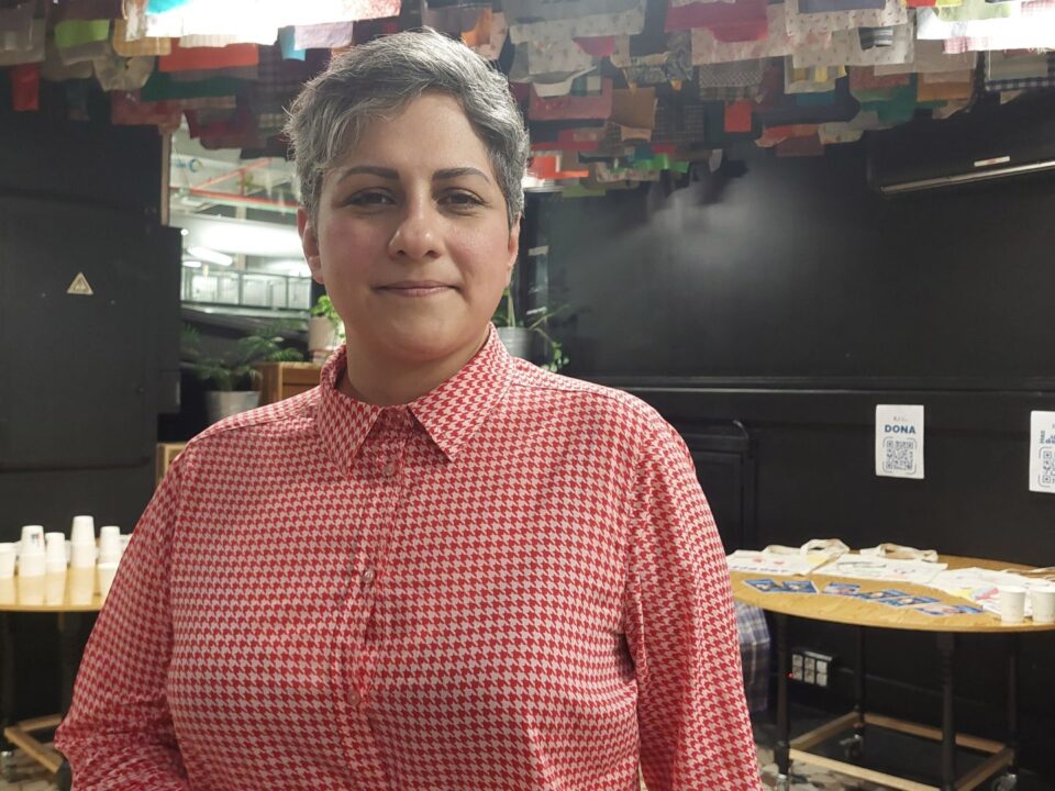 Arezoo Mojaverian activista iraní en Madrid defendiendo los derechos de las mujeres de Irán