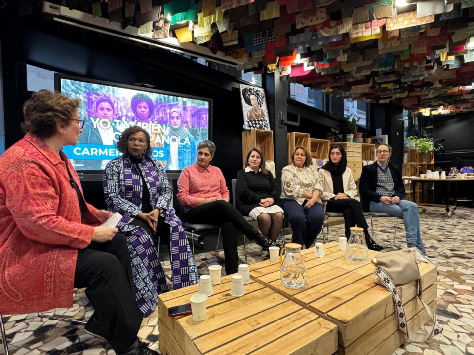 mesa redonda mujeres migrantes en el 8M en Madrid