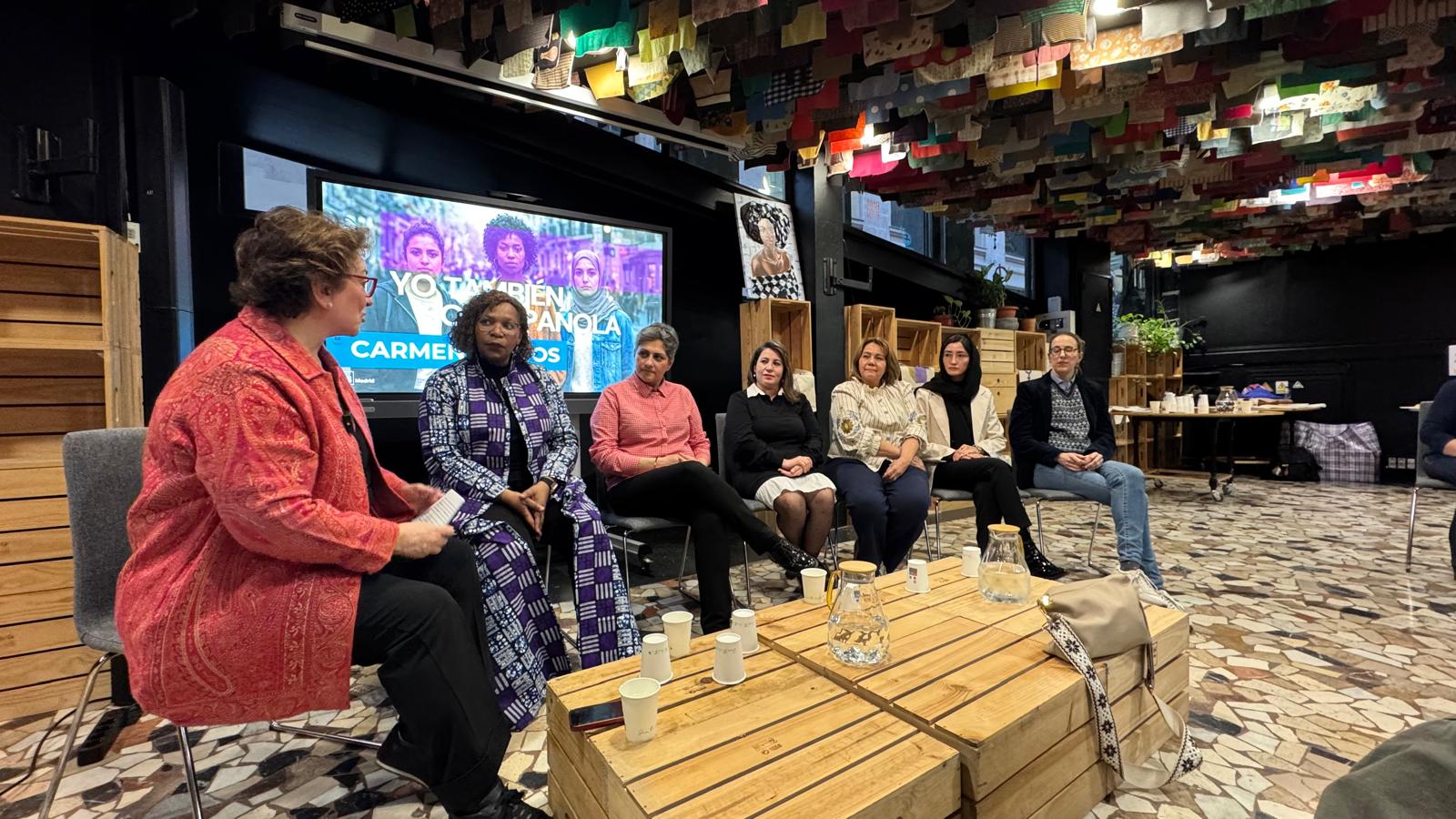 mesa redonda mujeres migrantes en el 8M en Madrid