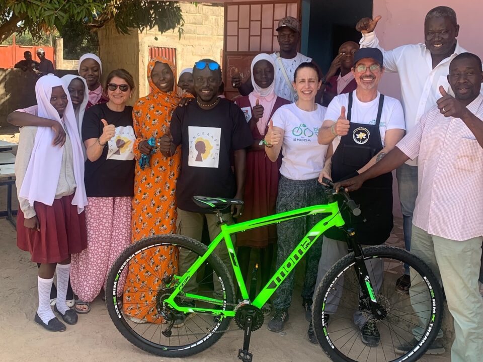Entrega de bicicletas de la Fundación Alberto Contador en colaboración con ONG Rescate.