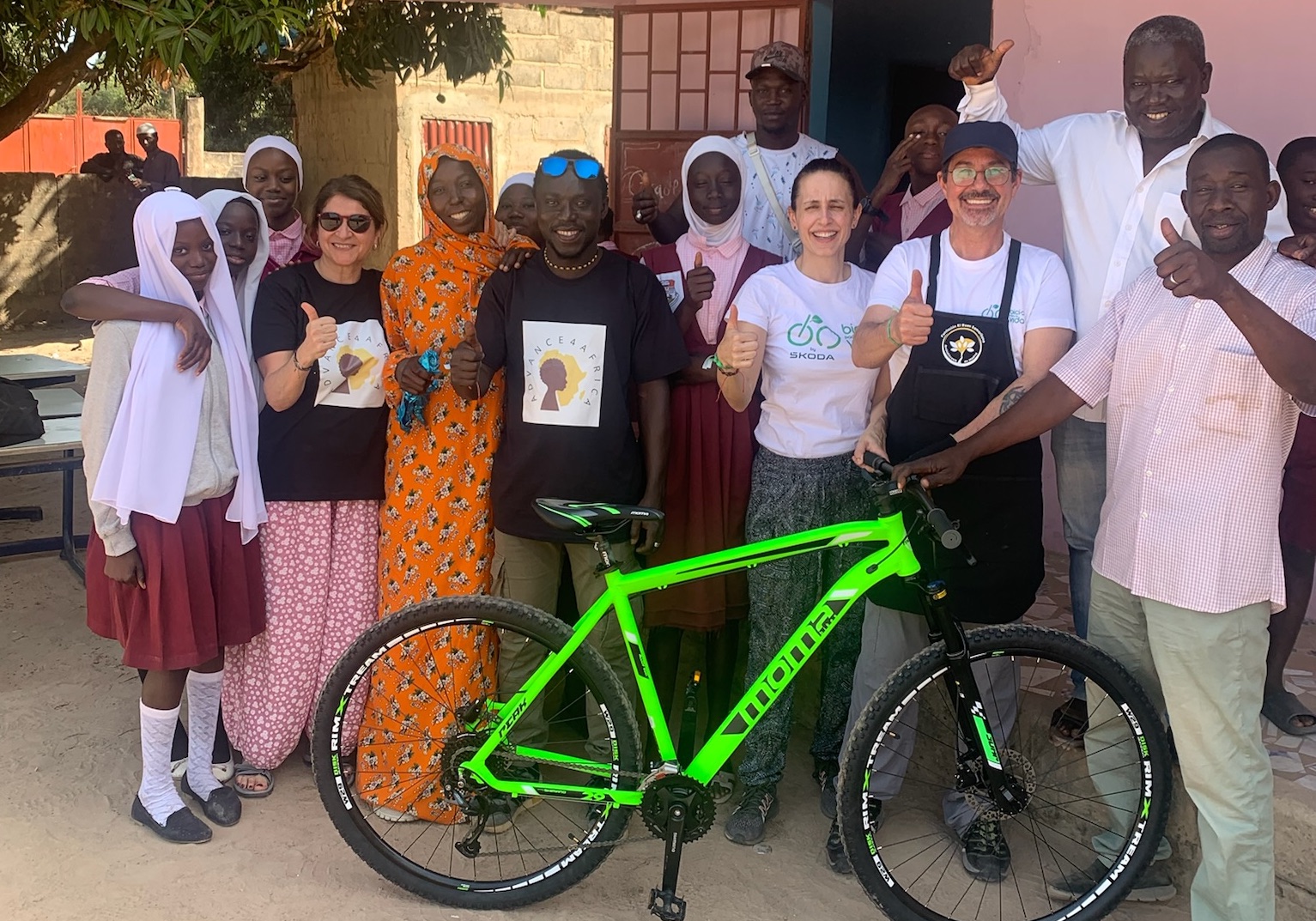 Entrega de bicicletas de la Fundación Alberto Contador en colaboración con ONG Rescate.