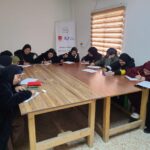 Madres, padres y cuidadores participan en una sesión de crianza positiva y apoyo familiar organizada por ONG Rescate y NAVTSS en Bar Elias, Líbano.