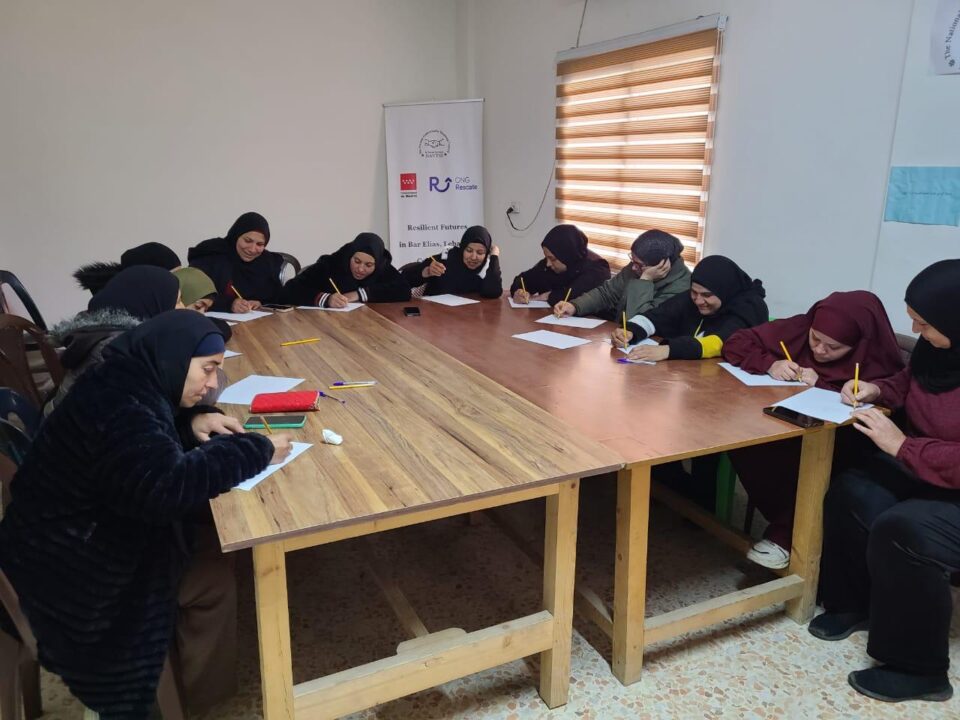 Madres, padres y cuidadores participan en una sesión de crianza positiva y apoyo familiar organizada por ONG Rescate y NAVTSS en Bar Elias, Líbano.