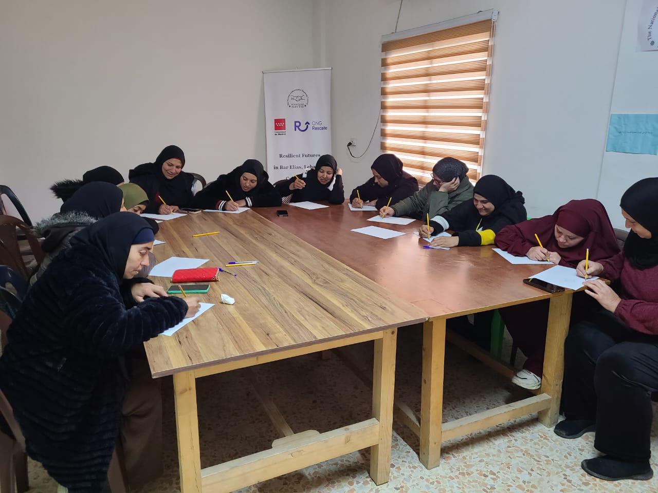 Madres, padres y cuidadores participan en una sesión de crianza positiva y apoyo familiar organizada por ONG Rescate y NAVTSS en Bar Elias, Líbano.