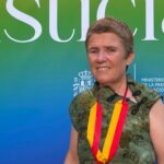 Charo Alises recibe un reconocimiento por su compromiso por su trayectoria y compromiso en la lucha por la diversidad sexual y los derechos de las personas LGTBI+.