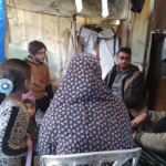 Profesionales prestando apoyo a personas refugiadas palestinas en un campamento de Ramallah dentro de un proyecto de salud mental y rehabilitación física.