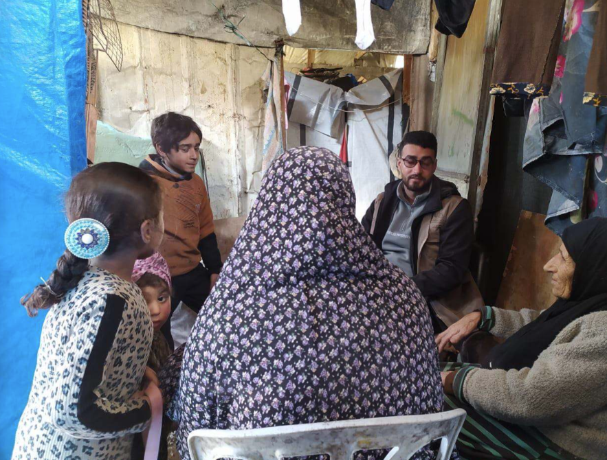 Profesionales prestando apoyo a personas refugiadas palestinas en un campamento de Ramallah dentro de un proyecto de salud mental y rehabilitación física.