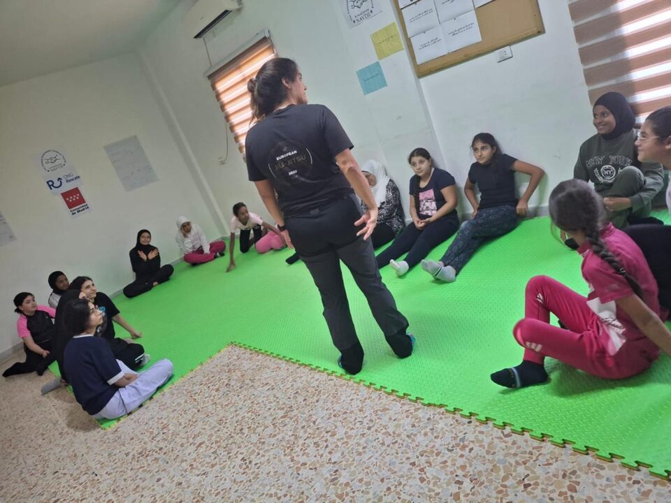 Mujeres jóvenes participando en un taller de autodefensa y prevención de la violencia de género de ONG Rescate en Bar Elias, Líbano.