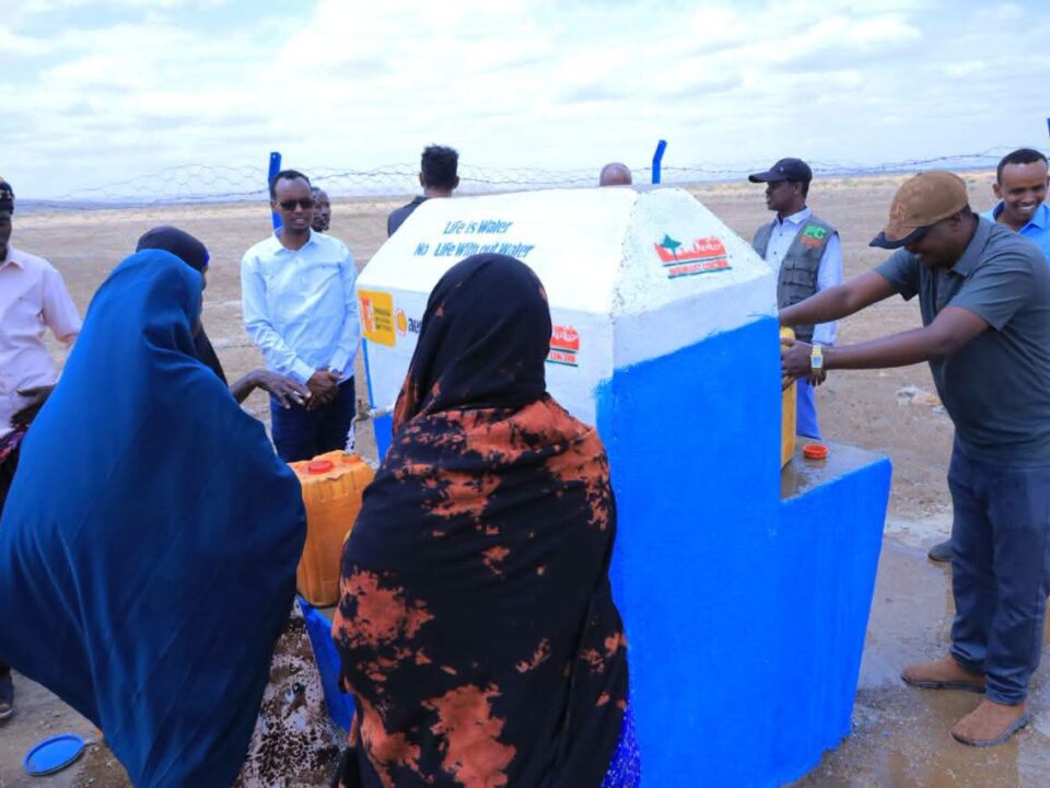 Representantes de la AECID, ONG Rescate y la comunidad de Yahas-Jemal durante la inauguración del nuevo sistema de agua potable alimentado con energía solar en Etiopía.