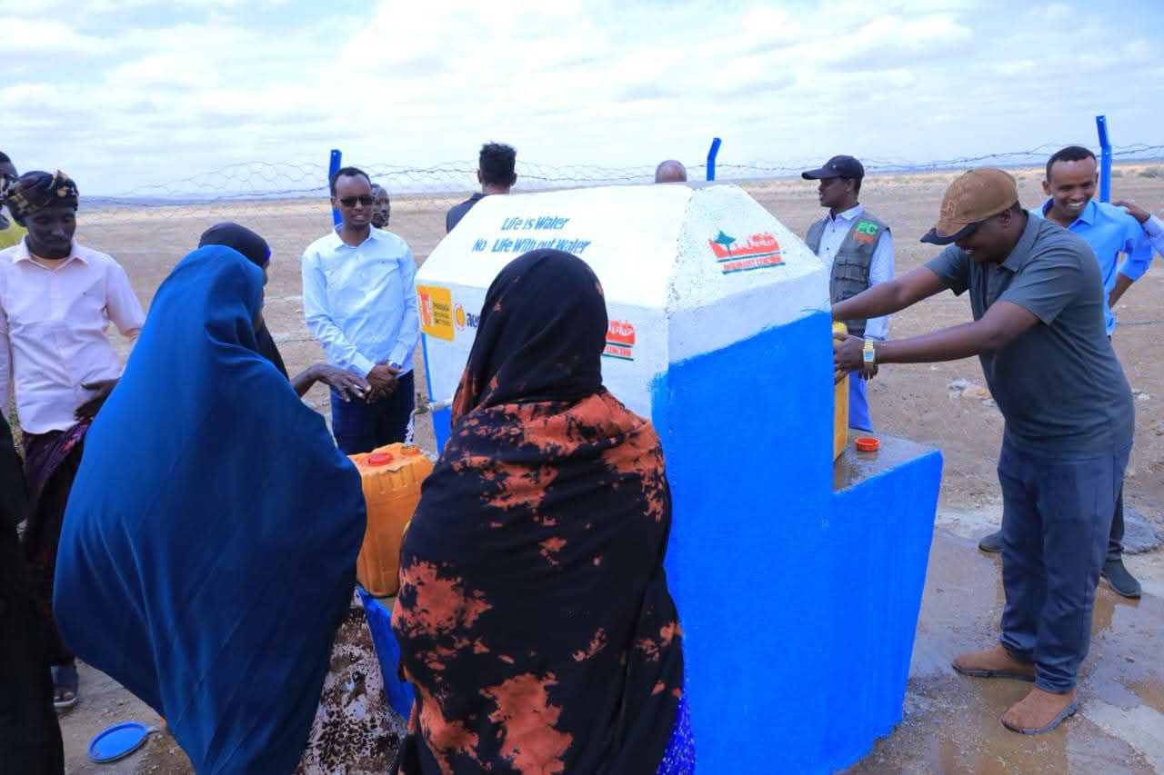 Representantes de la AECID, ONG Rescate y la comunidad de Yahas-Jemal durante la inauguración del nuevo sistema de agua potable alimentado con energía solar en Etiopía.