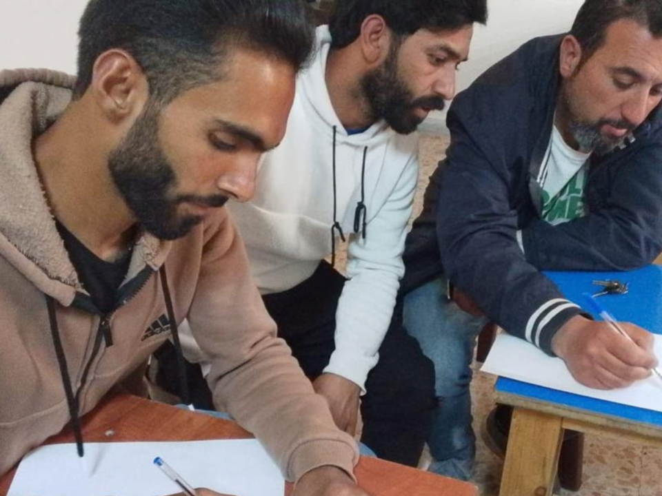 Jóvenes participando en un taller de igualdad y prevención de la violencia de género en Bar Elias, Líbano