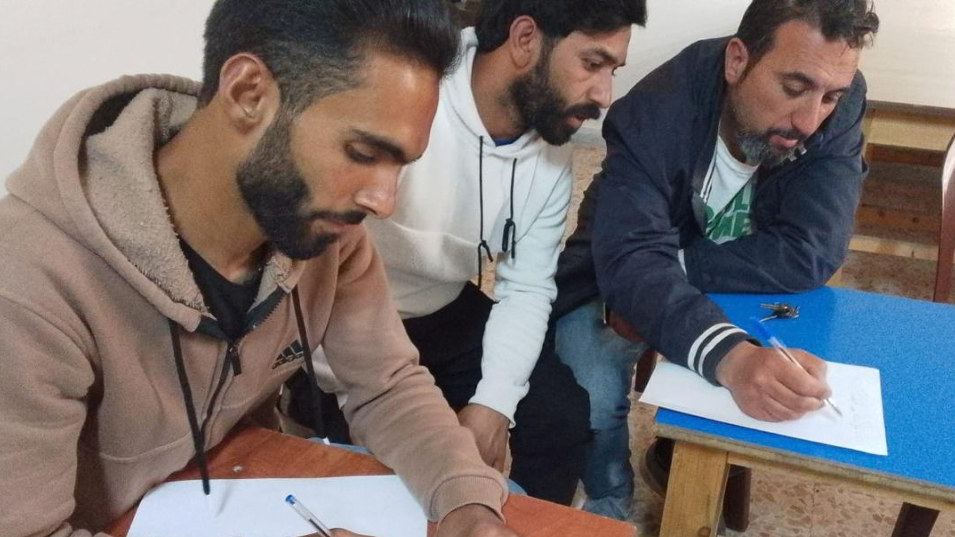 Jóvenes participando en un taller de igualdad y prevención de la violencia de género en Bar Elias, Líbano