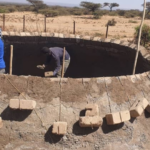 Depósito esférico y hermético de agua de lluvia construido con ladrillos locales en Kebribeyah