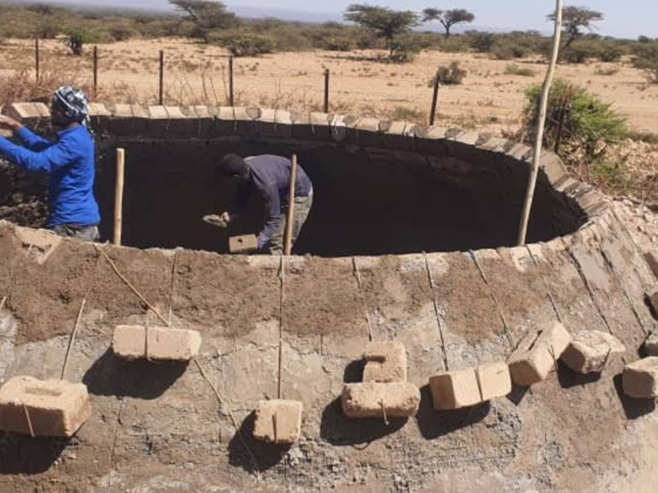 Depósito esférico y hermético de agua de lluvia construido con ladrillos locales en Kebribeyah