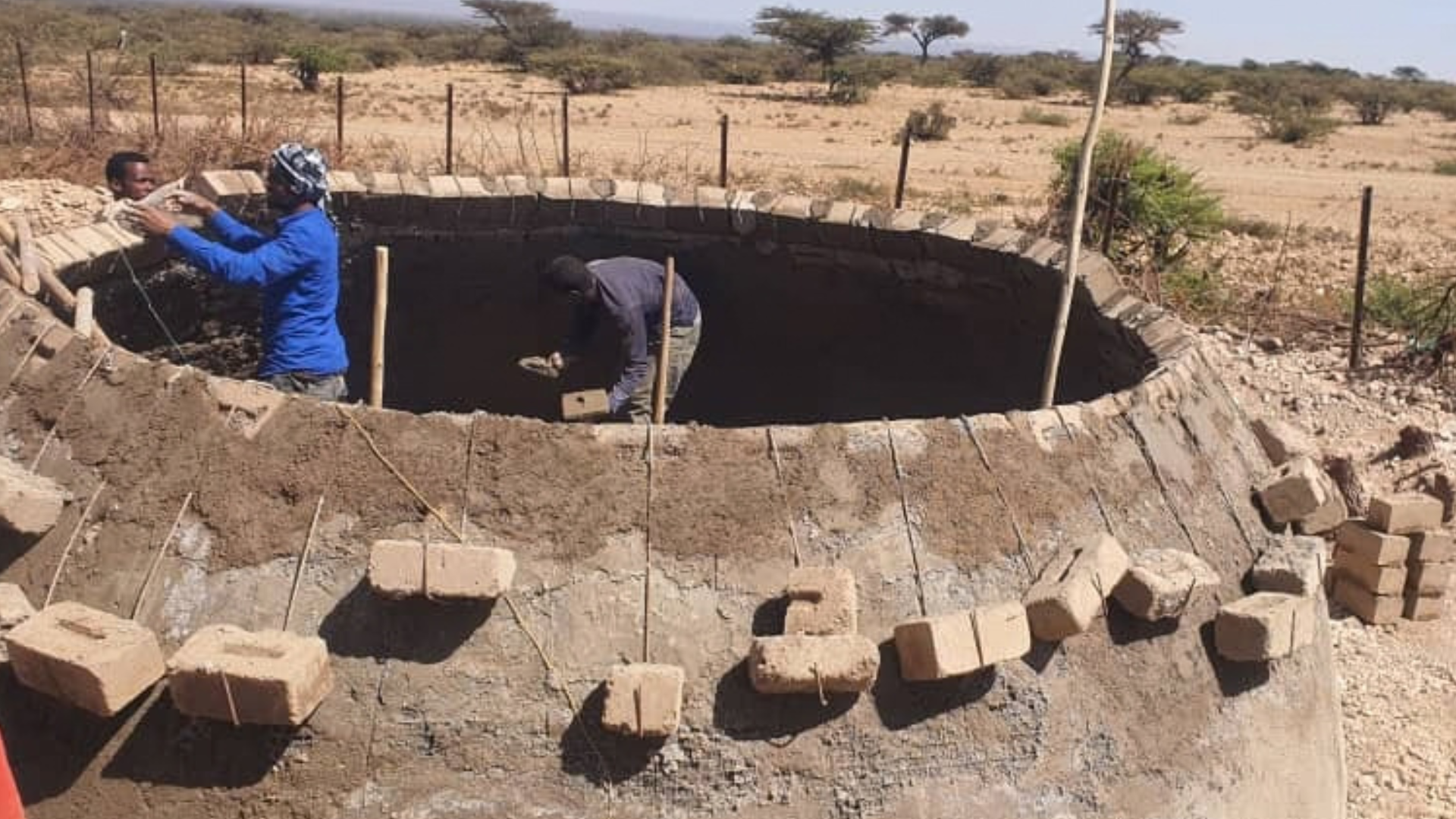 Depósito esférico y hermético de agua de lluvia construido con ladrillos locales en Kebribeyah
